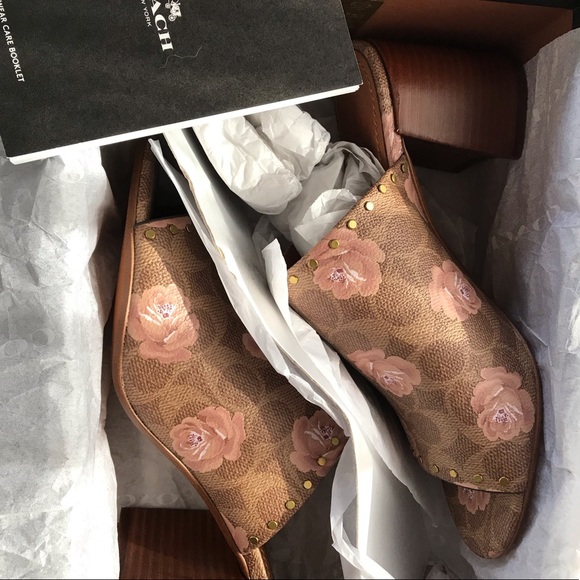 Beautiful COACH sandals excellent condition. - Picture 2 of 3